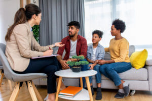 A family therapist discussing with a family